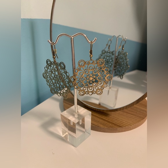 Light weight earrings - Picture 4 of 9